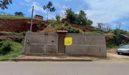 Granja urbana, c/ 502m², e casa simples de 2/4. Terreno em aclive, porém, muito bem localizada. Rua asfaltada, e ônibus na porta, no Bairro São Pedro.