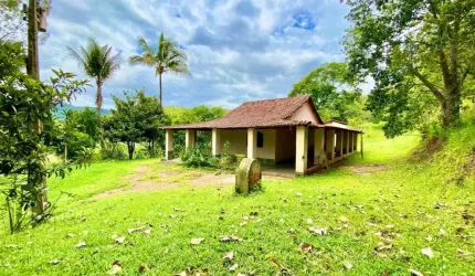 Sítio com 22.500m²,  com 2 casas, 4 quartos( 2 suítes) a 3,5km da BR0-40 e trevo Salvaterra.