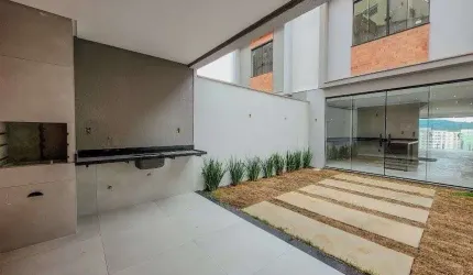 Casa com 3 quartos (suíte), espaço gourmet, área externa e 2 vagas no Santa Catarina