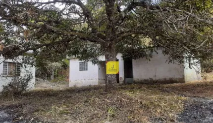 Sítio com excelente localização, na beirinha do asfalto. Estrada de Torreões. Com 12 hectares, e 3 casas (Precisando de reformas).