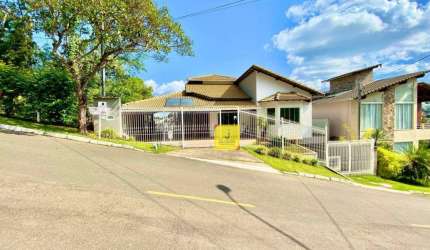 Excelente Casa com privacidade e uma bela vista em condomínio fechado