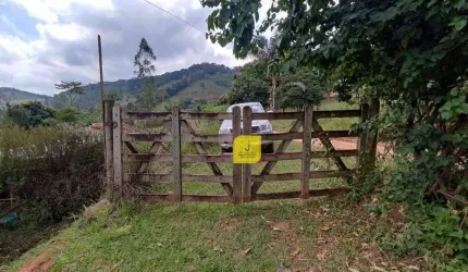 Excelente Sítio, todo plano, c/ 10.000 m² (1 hectare). Com casa simples de 2/4 (Porém, de lage), 3 açudes, e 2.000 pés de frutas - em Penido (BR-267).