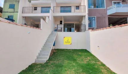 Linda casa de 2 quartos com suíte, área gourmet, quintal e garagem