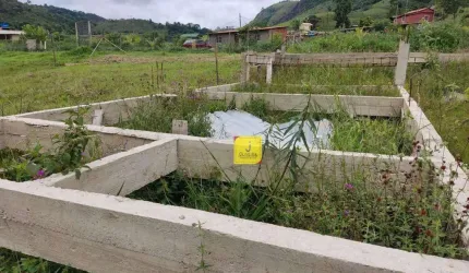Oportunidade! Granja pequena (com 550m²) - Já com base de concreto pronta para uma casa de aproximadamente 100m² - nos Cordeiros (Estrada da Lagoa).