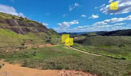 Terreno com 2778 m², (Plano), de esquina e com frente para duas ruas - no Condomínio Residencial Colinas do Sol - Bairro São Pedro - Juiz de Fora-MG.