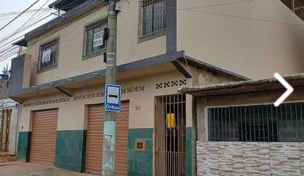 Excelente casa com 3 quartos, 2 garagens, quintal, e terraço no Santa Cruz.