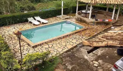 Excelente granja com casa de 5 quartos, piscina, luz da Cemig, várias garagens, e terreno de 3.600m², no Ribeirão do Carmo.