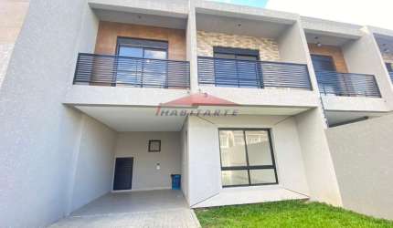 Sobrado à venda em Curitiba-PR, bairro Uberaba: 3 quartos, 1 suíte, 1 sala, 2 vagas de garagem, 124m². Venha conhecer!