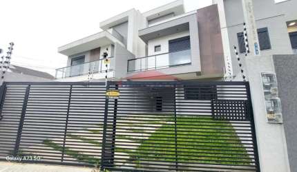 Imperdível Sobrado à Venda em Curitiba-PR, Bairro Uberaba: 3 Quartos, 1 Suíte, 1 Sala, 3 Banheiros, 2 Vagas, 144m².