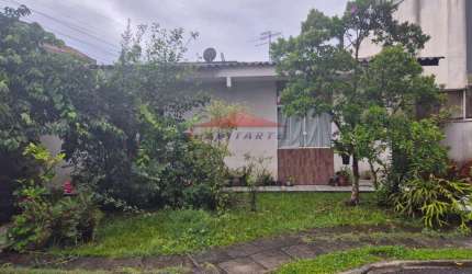 Imperdível oportunidade: Casa à venda em Curitiba-PR, com 3 quartos, 1 suíte e 2 vagas de garagem no Uberaba!