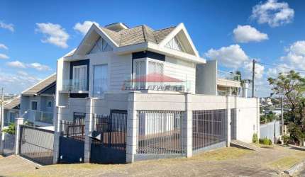 Sobrado à venda em Curitiba-PR, bairro Uberaba: 3 quartos, 1 suíte, 3 salas, 4 banheiros, 4 vagas, 260m²!