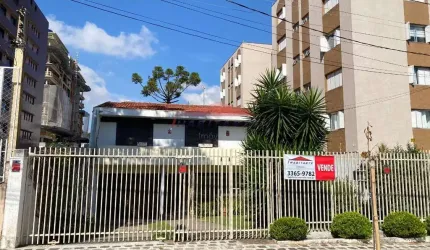 Ampla casa de 6 quartos e 303m² à venda no Batel, Curitiba-PR. Imperdível oportunidade de investimento!