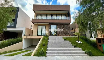 Casa à venda 3 Quartos, 3 Suites, 2 Vagas, 300M², Jardim Carvalho, Ponta Grossa - PR