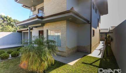 Linda residência de 02 pavimentos no Bairro mais charmoso de Rio Negro... 290m2 de construção