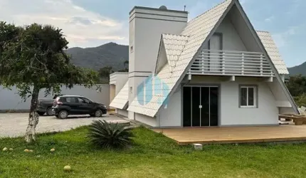 Linda Casa em Amplo Pátio, a 2 km da Praia da Barra e 5 km do Centro de Garopaba!