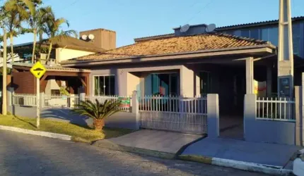 Três Casas em Terreno, Localizadas no Centro de Garopaba, a 1 km da Praia Central!
