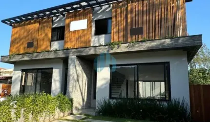 Belas Casas Novas, Localizadas no Loteamento Panorâmico, no Centro de Garopaba!