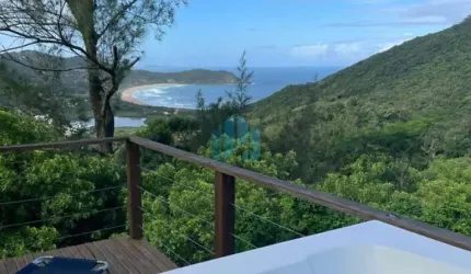 Linda Casa com Vista Perene p/ Mar, na Praia do Silveira, em Garopaba!