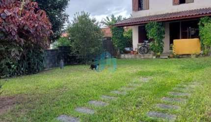 Casa em Amplo Pátio Localizada no Bairro Ambrósio, em Garopaba!