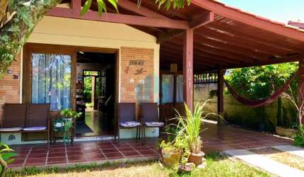 Linda Casa Localizada no Centro de Garopaba, a 450 m da Avenida Principal e 1,2 km da Praia Central!