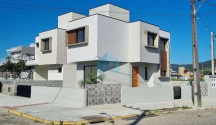 Bela Casa Nova Localizada no Loteamento Pedra Branca, em Garopaba!