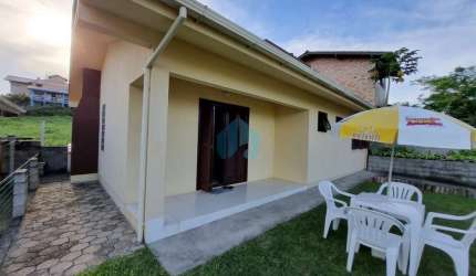 Bela Casa Localizada no Loteamento Village, a Poucos Minutos do Centro de Garopaba!