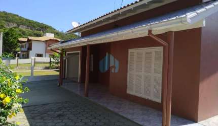 Casa a 800 m da Praia Central, no Loteamento Panorâmico, Centro de Garopaba!