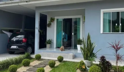 Bela Casa a 1,4 km da Praia Central de Garopaba, Bairro Pinguirito.