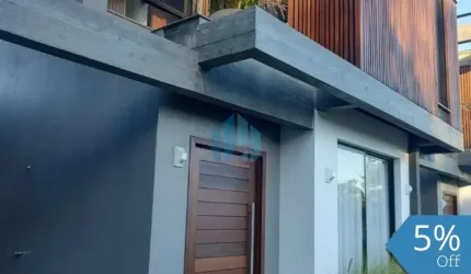 Belo Sobrado de Alto Padrão, Localizado no Loteamento Panorâmico, no Centro de Garopaba!