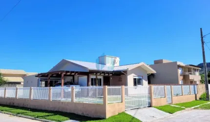 Bela Casa Localizada no Bairro Areias de Palhocinha, em Garopaba!