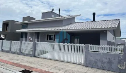 Linda Casa Nova Localizada no Loteamento Pedra Branca, em Garopaba!