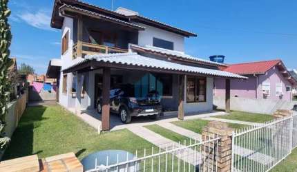 Bela Casa Localizada no Bairro Areias de Palhocinha, em Garopaba!
