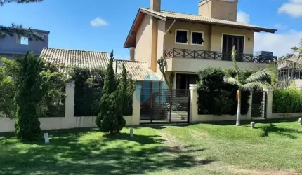 Linda Casa Localizada no Bairro Ferraz, em Garopaba, com Bela Vista p/ Praia e Cidade!
