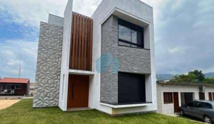 Belas Casas Localizadas a 30 Metros da Praia do Siriú, em Garopaba!