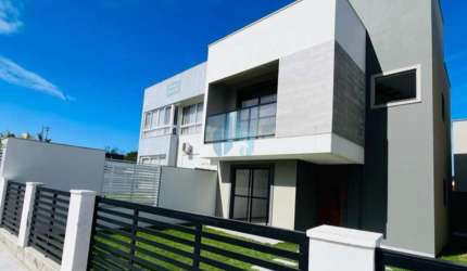 Bela Casa Localizada no Bairro Ferraz, em Garopaba!