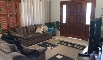 Linda Casa com Piscina Localizada a 1 km da Praia Central de Garopaba, Bairro Ferraz!