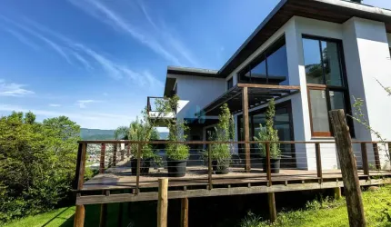 Linda Casa Exclusiva de Alto Padrão, em Condomínio Privado, Localizado na Praia da Silveira, em Garopaba!