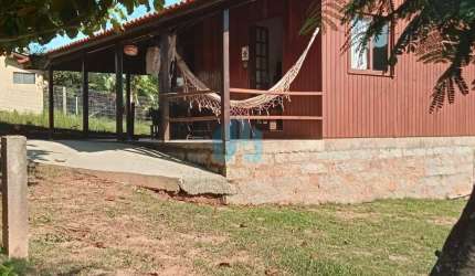 Casa Localizada Próxima ao Centro da Cidade, Ambrósio | Garopaba - SC