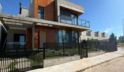 Linda Casa de Alto Padrão, a 1 km da Praia Central, Loteamento Longarone, Ferraz | Garopaba - SC