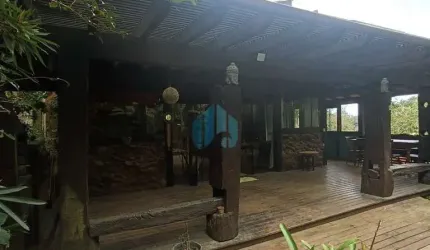 Locação Anual: Bela Casa Rústica em Amplo Terreno, com Acesso à Cachoeira, Encantada | Garopaba - SC