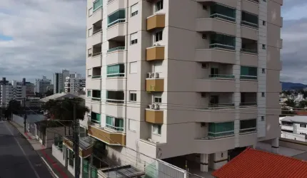 Apartamento a venda com 3 quartos e suíte com moveis planejados e 03 vagas livres  de garagem em Barreiros São José