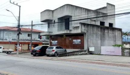 Prédio residencial e comercial de esquina a venda