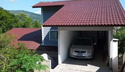 AMPLA CASA DE 03 DORMITÓRIOS BAIRRO FUNDOS BIGUAÇU
