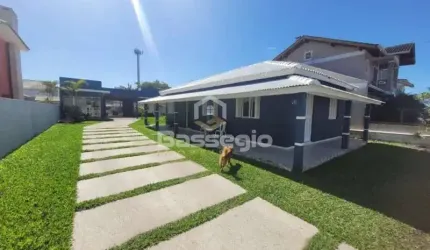 LINDA CASA NO CENTRO DE TRAMANDAI COM 5 QUARTOS