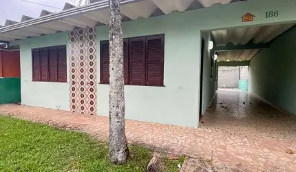 Residência Exclusiva em Santa Terezinha: 2 Quadras do Mar em Região Privilegiada