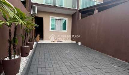 Casa com 3 quartos à venda na Rua Luanda, 2, Santa Regina, Camboriú, 90 m2 por R$ 550.000
