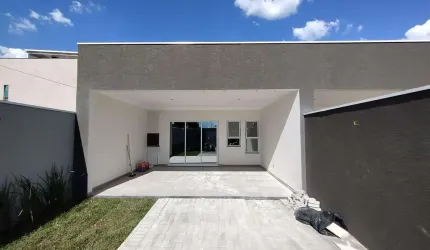 Casa nova com excelente acabamento, 3 quartos, sendo uma suíte e amplo espaço externo com jardim e