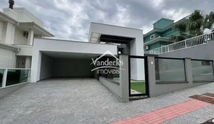 Ampla casa próx. ao lago com piscina, 03 quartos, sendo 01 suíte no bairro Pedra Branca em Palhoça - SC