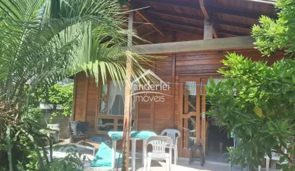 Casa com 04 quartos, sendo 01 suíte a 300m da Praia da Pinheira em Palhoça - SC