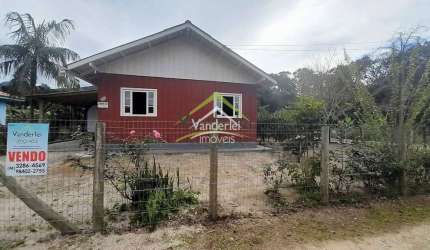 Casa de 63m² com 2 quartos e garagem coberta em amplo terreno de 500m² no Maciambu Pequeno em Palhoça - SC